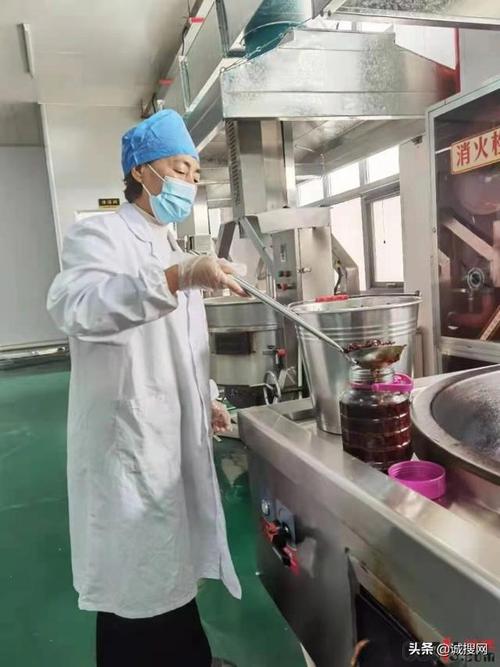 图为辣婆姨食品有限公司技术总监,创始人郝红梅在检查生产情况.